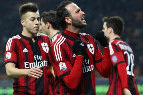  萨索洛团队配合流畅，短传渗透打出精彩攻势